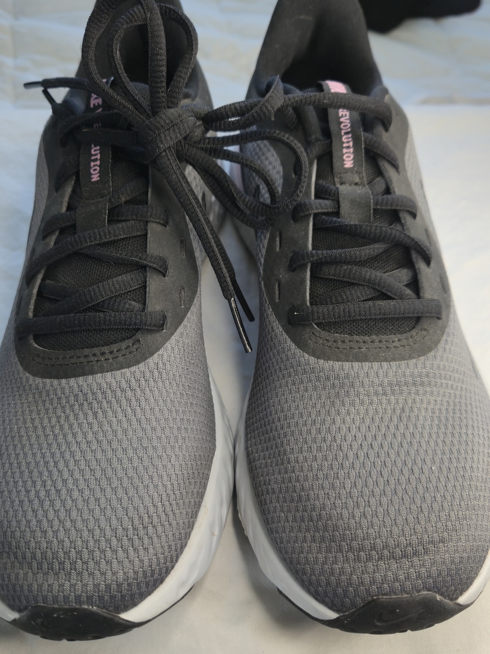 NIKE Revolution Ladies Gray/Pink Running Shoes sz 9 W 0648